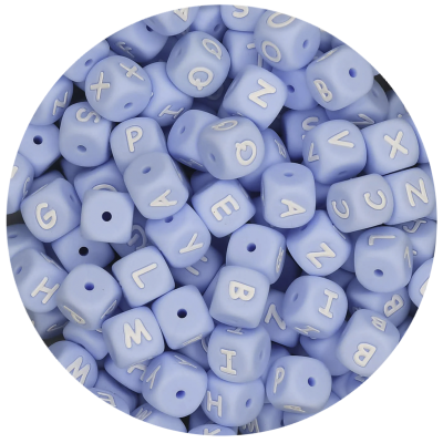 Contas quadradas azuis claras com letras brancas e orifícios centrais