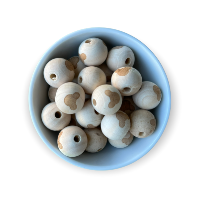 Contas esféricas de madeira clara com manchas castanhas numa taça azul