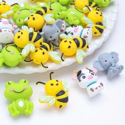 Botões de plástico de animais coloridos em prato branco