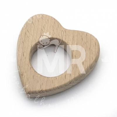 Peça de madeira em formato de coração com orifício circular