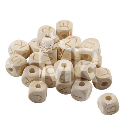 Contas de madeira com letras maiúsculas gravadas para uso em bijuteria