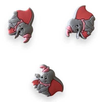 Ímanes em forma de elefante cinzento com acessórios cor-de-rosa sobre fundo branco.