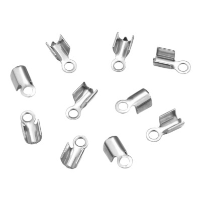 Terminais metálicos prateados para cabos elétricos em fundo branco