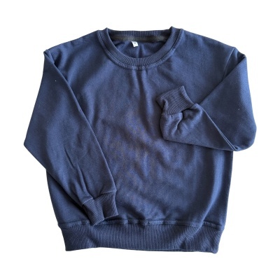 Camisola azul escura de manga comprida com gola redonda e punhos canelados