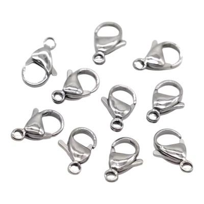 Fechos lagosta metálicos prateados sobre fundo branco