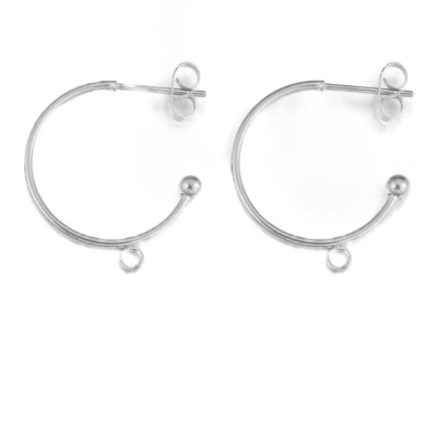 Brincos de argola em metal prateado com bola e argola suspensa