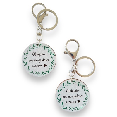 Porta-chaves redondos brancos com texto e decoração verde