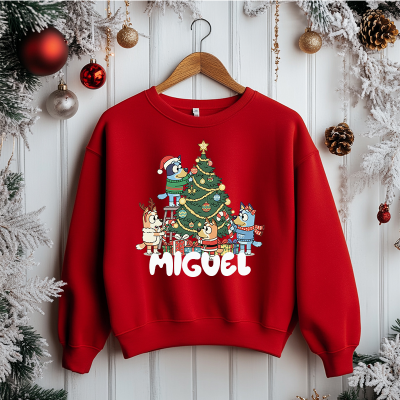 Sweatshirt vermelha com personagens a decorar árvore de Natal e nome Miguel
