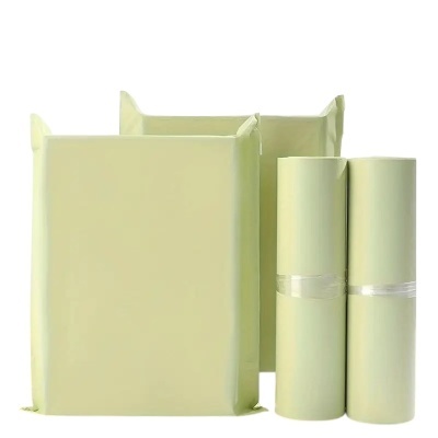 Embalagens plásticas amarelo claro em dois sacos quadrados e dois rolos cilíndricos