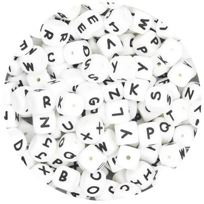 Contas cúbicas brancas com letras pretas e orifício para fio