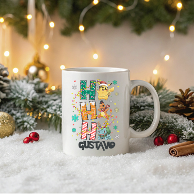 Caneca branca com design de Natal e personagens Pokémon com nome Gustavo