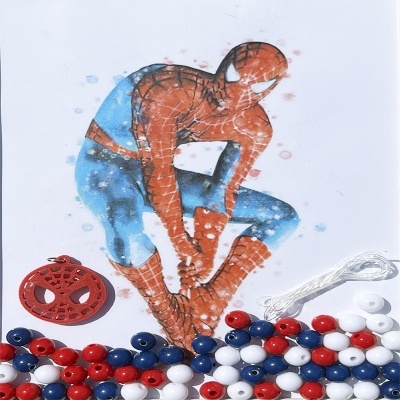 Brinquedo ou puzzle do Super-Homem com peças coloridas e acessório vermelho