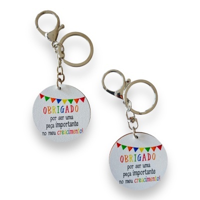Chaveiros redondos com texto colorido e bandeiras decorativas