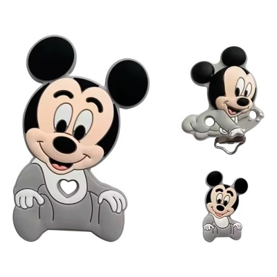 Brinquedo ou decoração do Mickey Mouse bebé em cinza, preto e bege com coração no peito