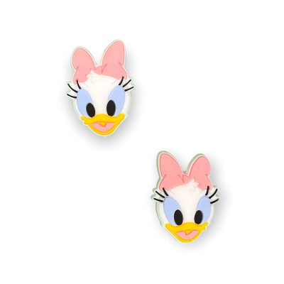 Brincos da personagem Daisy Duck com laço cor-de-rosa e olhos azuis