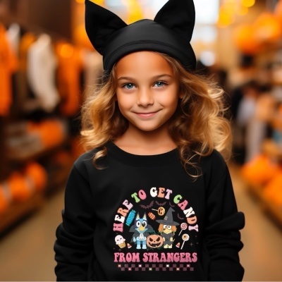 Criança com camisola preta de Halloween e gorro preto com orelhas de gato