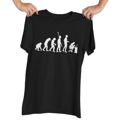 T-shirt preta com estampa de evolução humana a jogar videojogos