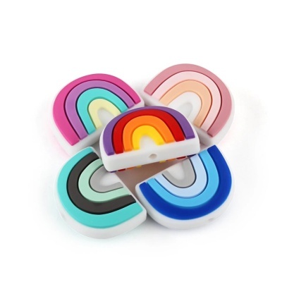 Elásticos coloridos em forma de arco-íris sobre fundo branco