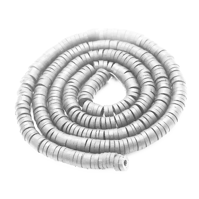 Mangueira flexível cinza enrolada em espiral sobre fundo branco