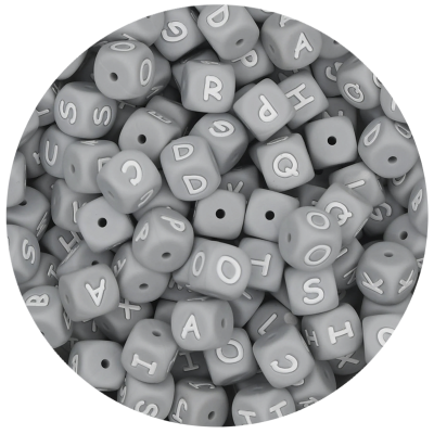 Contas de plástico cinza com letras maiúsculas brancas e furo central