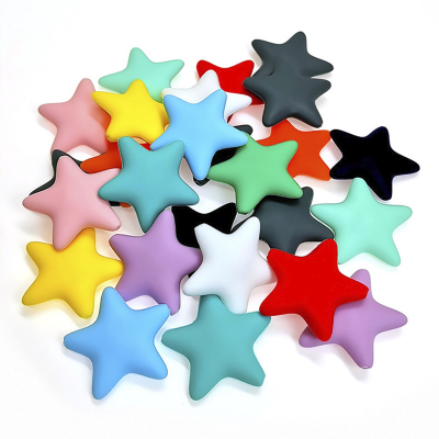 Estrelas decorativas em silicone coloridas em várias cores sobre fundo branco