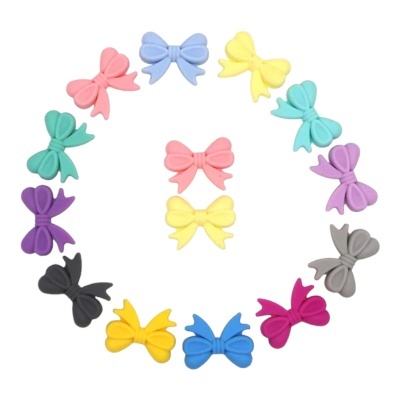 Doze presilhas de cabelo coloridas em forma de laço dispostas em círculo