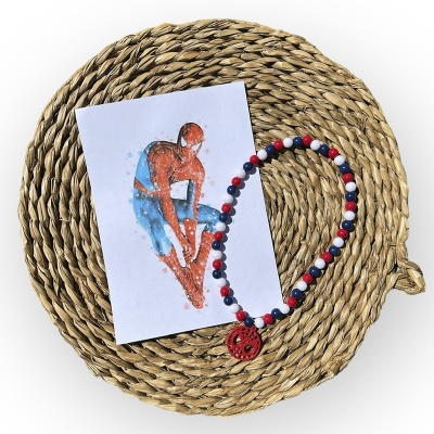 Pulseira colorida de contas e cartão com ilustração de saltador sobre base de fibra natural