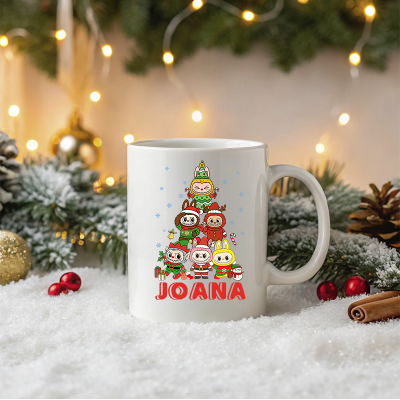 Caneca branca decorada com personagens de Natal e o nome JOANA