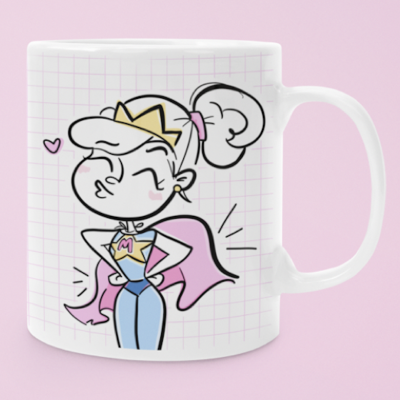 Caneca branca com personagem desenhada de super-heroína com capa rosa e coroa