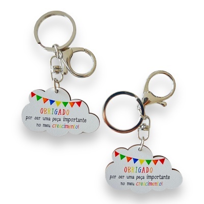 Porta-chaves com pendente em forma de nuvem com texto colorido