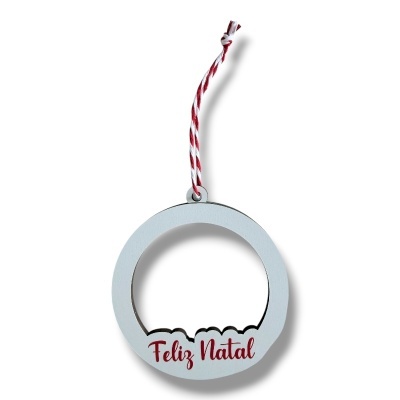 Ornamento de Natal redondo branco com texto 'Feliz Natal' e cordão para pendurar