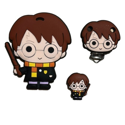 Três pins metálicos de personagens de desenho animado com cachecol e óculos