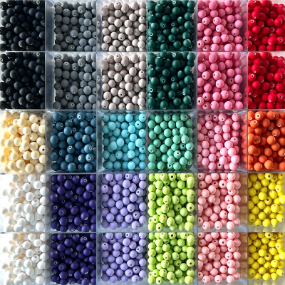 Bolas coloridas em caixas plásticas organizadas por cor formando uma grade