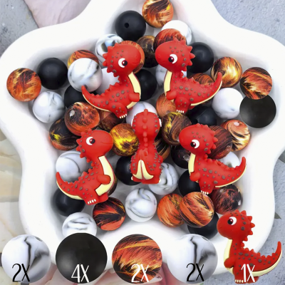 Conjunto de bolas coloridas e figuras de dinossauro num prato branco