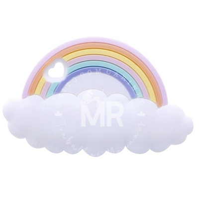 Objeto decorativo em forma de nuvem com arco-íris em tons pastel e coração recortado