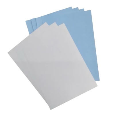 Folhas de feltro azul e branco