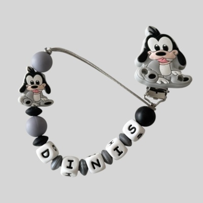 Clipe de chupeta com contas de silicone cinza, preto e branco, com letras DINIS e figuras de cão cartoon.