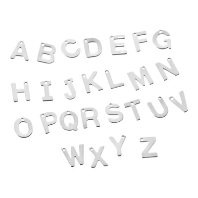 Letras do alfabeto em metal prateado com orifício para pendurar