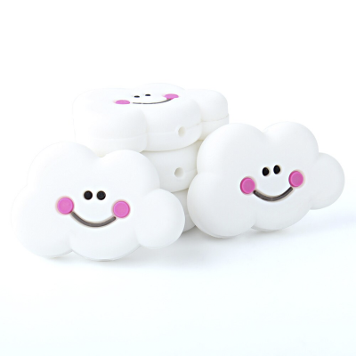 Brinquedos de nuvem sorridentes brancos com olhos e bochechas cor-de-rosa