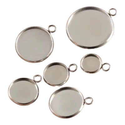 Molduras redondas em metal prateado com argolas, vários tamanhos, fundo branco