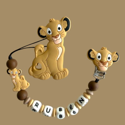 Prendedor de chupeta Simba com contas e nome RUBEN.