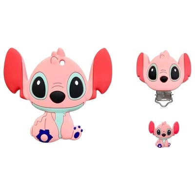 Prendedor para chupeta em formato de personagem cor-de-rosa com orelhas vermelhas grandes.