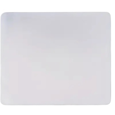 Tapete branco retangular de material liso com cantos arredondados