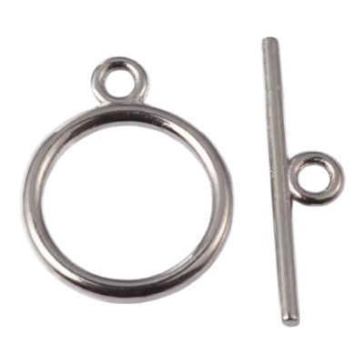 Fecho toggle metálico prateado em fundo branco