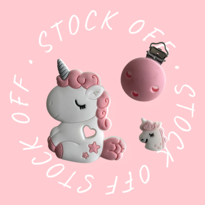 Conjunto de peças de silicone de unicórnio em rosa e branco com prendedor, fundo rosa e texto STOCK OFF.