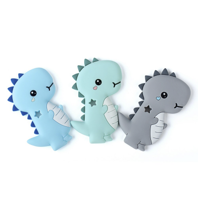 Três brinquedos de dinossauro de silicone azul, verde água e cinza com feições desenhadas