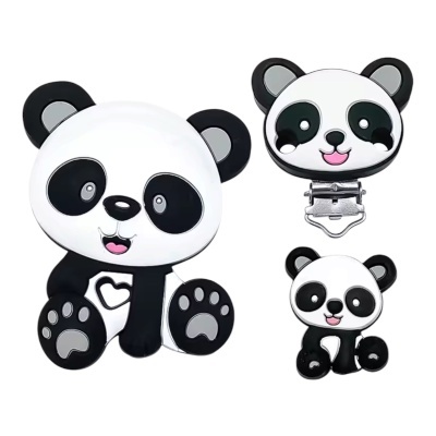 Três acessórios em forma de panda preto e branco com detalhes cinzentos e cor-de-rosa.