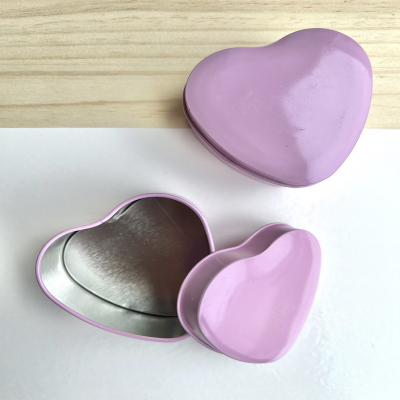 Recipientes metálicos rosa em forma de coração