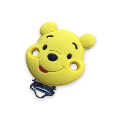 Clip de silicone amarelo com rosto do Ursinho Pooh e presilha metálica prateada