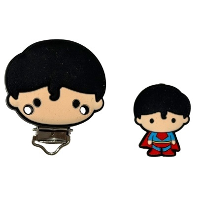 Duas peças de borracha ou silicone com ímanes representando super-herói em estilo cartoon